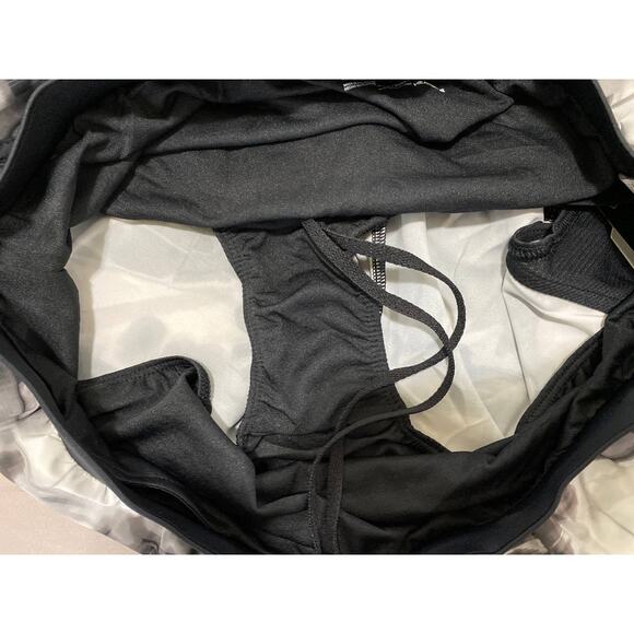 Under Armour Womens Gray Black Athletic Swishy Running Shorts NEW Large - Picture 4 of 9